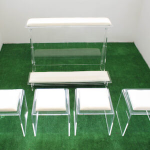 Inginocchiato e sgabelli plexiglass