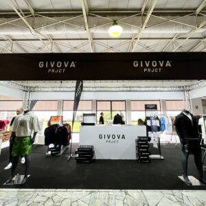 Stand fieristico modulare con traliccio e pedana