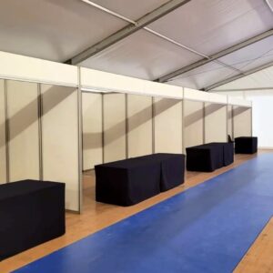 Stand modulari con pareti bianche e tavoli rivestiti