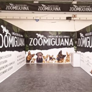 Stand con struttura ad angolo e grafiche personalizzate su pannelli