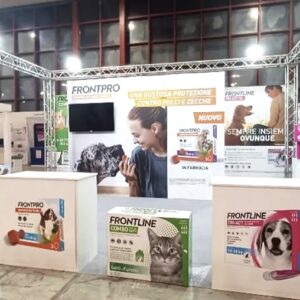 Stand fieristico con struttura americana e totem espositivi
